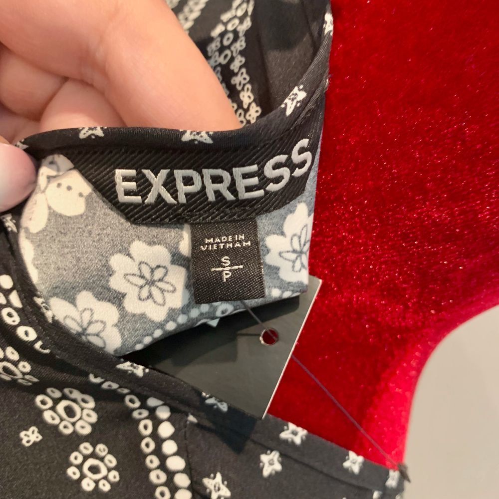 Express paisley top NWT - Picture 4 of 6